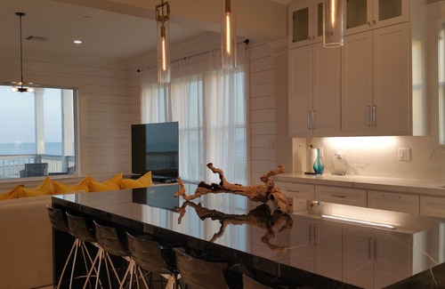 Galveston House | BEACHFRONT! ELEVATOR! HOT TUB! CUSTOM BUILT! GATED COMMUNITY! A BIT OF PARADISE