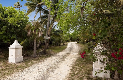 Double Bay House | Beachfront Estate wHeated Pool Directly on Pink-Sand Double Bay Beach