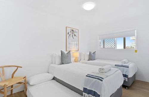 Broadbeach Apartment | Beachfront escape Broadbeach, 2 bd, Pool , sleeps 7