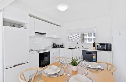 Broadbeach Apartment | Beachfront escape Broadbeach, 2 bd, Pool , sleeps 7