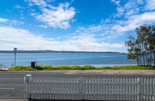Batehaven House | Beachfront Escape Relaxing Getaway in Batehaven