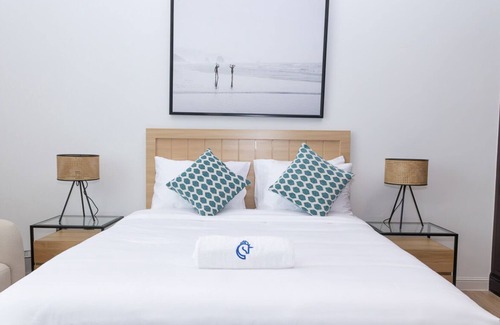 Jumeira 3 House | Beachfront Escape: Sunset & Kite Views