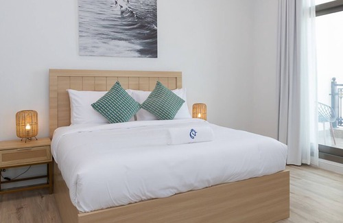 Jumeira 3 House | Beachfront Escape: Sunset & Kite Views