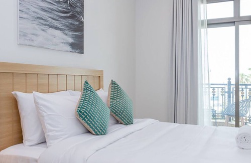 Jumeira 3 House | Beachfront Escape: Sunset & Kite Views