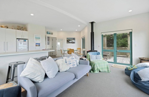 Waikanae Cottage | Beachfront Getaway - Waikanae Beach Holiday Home