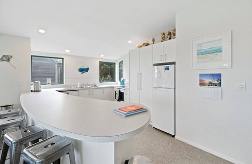 Waikanae Cottage | Beachfront Getaway - Waikanae Beach Holiday Home