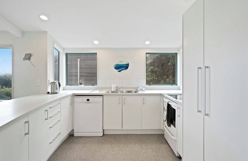 Waikanae Cottage | Beachfront Getaway - Waikanae Beach Holiday Home