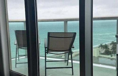 Hollywood South Central Beach Apartment | Beachfront Getaway | Direct Ocean Views + Balcony