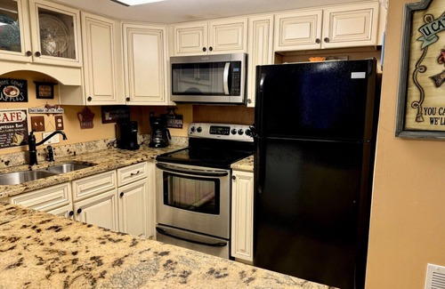 Gulf Shores Condo | Beachfront Getaway. Relax On A Budget! 2 Bed Condo In The Heart Of Gulf Shores