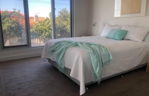 Largs Bay Apartment | Beachfront Guesthouse Adelaide - stunning views