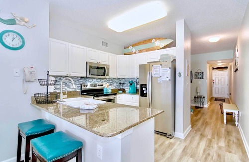 Gulf Shores Condo | Beachfront Gulf Shores Condo w/Pool