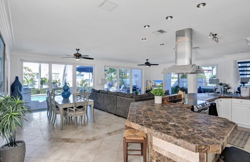Birch Park Finger Streets House | Beachfront! Heated Pool+Hot Tub! Walk to Beach!