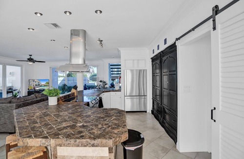 Birch Park Finger Streets House | Beachfront! Heated Pool+Hot Tub! Walk to Beach!