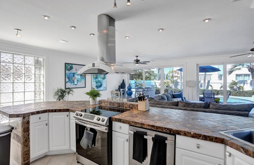 Birch Park Finger Streets House | Beachfront! Heated Pool+Hot Tub! Walk to Beach!