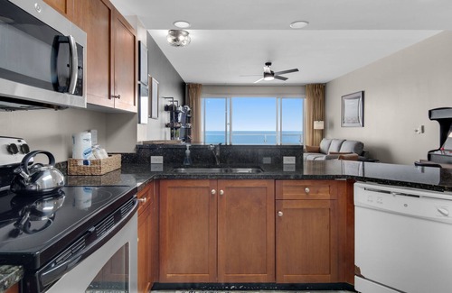 Destin Condo | 🏖BeachFRONT/Heated POOL/Private Beach🕹GAMES! ✨Modern/Roku TVs. 🖥