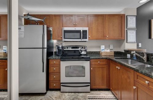 Destin Condo | 🏖BeachFRONT/Heated POOL/Private Beach🕹GAMES! ✨Modern/Roku TVs. 🖥
