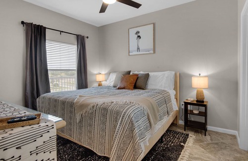 Destin Condo | 🏖BeachFRONT/Heated POOL/Private Beach🕹GAMES! ✨Modern/Roku TVs. 🖥
