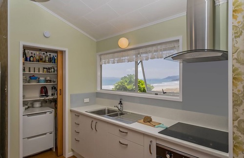 Matarangi Cottage | Beachfront Hideaway - Matarangi Holiday Home