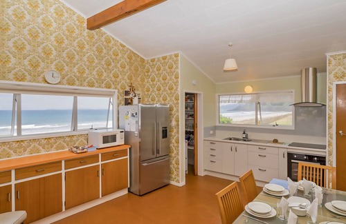 Matarangi Cottage | Beachfront Hideaway - Matarangi Holiday Home