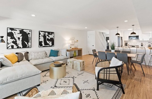 Hollywood Beach House | Beachfront House, Sleeps 8! Free Round of Golf Daily Incl, Fam Fav