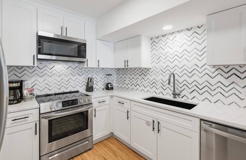Hollywood Beach House | Beachfront House, Sleeps 8! Free Round of Golf Daily Incl, Fam Fav