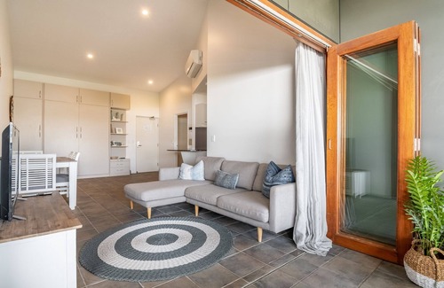 North Creek Apartment | Beachfront holiday that delivers prime positioning.
