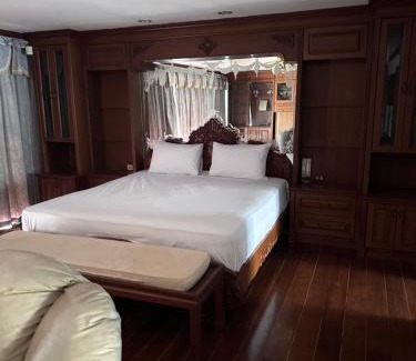 Bang Lamung Villa | Beachfront home pattaya