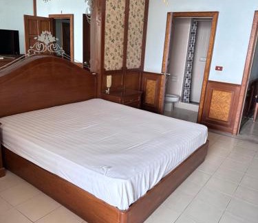 Bang Lamung Villa | Beachfront home pattaya