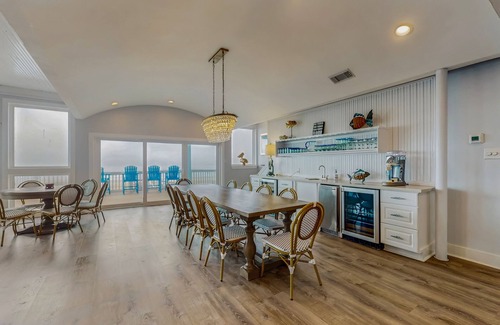 Kahala Beach Estates House | Beachfront Home with a wet bar, washer/dryer, fast WiFi, deck & outdoor shower