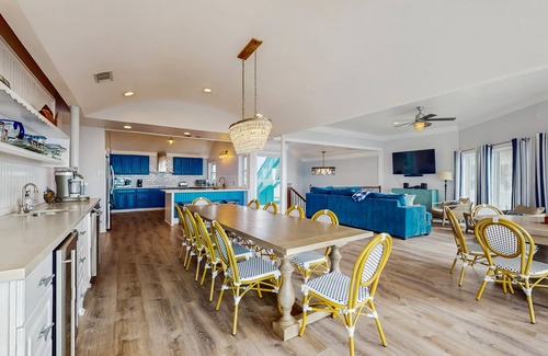 Kahala Beach Estates House | Beachfront Home with a wet bar, washer/dryer, fast WiFi, deck & outdoor shower