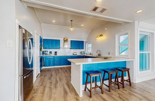 Kahala Beach Estates House | Beachfront Home with a wet bar, washer/dryer, fast WiFi, deck & outdoor shower