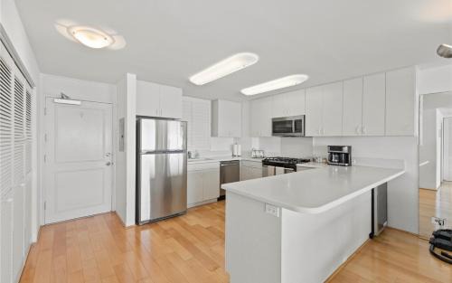 Diamond Head - Kapahulu - St. Louis Apartment | Beachfront Honolulu Condo ,Ocean View, High Floor, Quiet, Colony Surf 1202