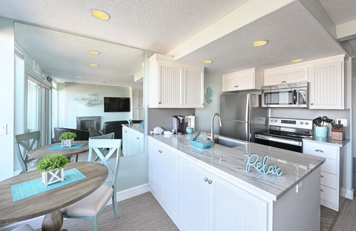 Lincoln City Apartment | Beachfront, Hot Tub, BBQ - The Lookout