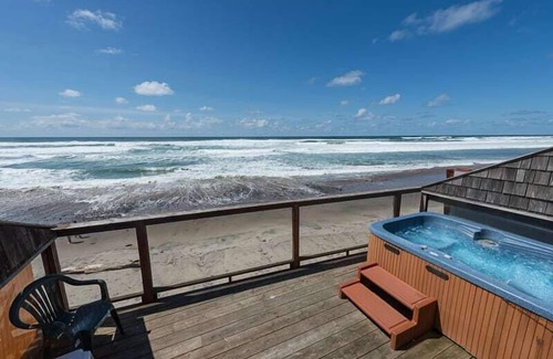 Lincoln City Apartment | Beachfront, Hot Tub, BBQ - The Lookout