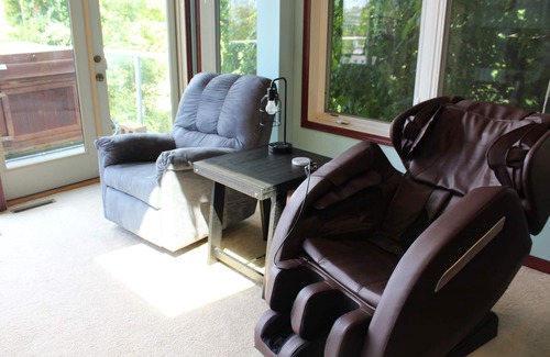 Michigan City Apartment | BEACHFRONT/HOTTUB/STEAM ROOM/GAME ROOM/JACUZZI/PETS/MASSAGE CHAIR/KAYAKS/BIKES