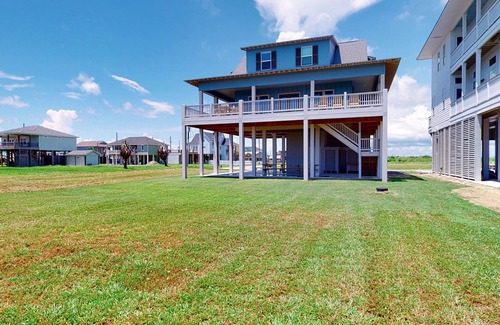 Crystal Beach House | Beachfront in Crystal Beach! Beautiful views! Game room!