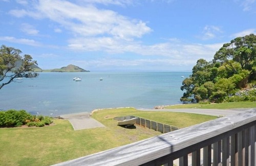 Whangarei Heads House | Beachfront in quiet idyllic bay.