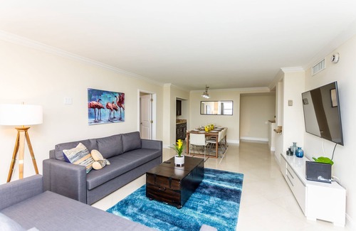 Galt Mile Apartment | BEACHFRONT: Luxe 3-Bedroom Condo with POOL!
