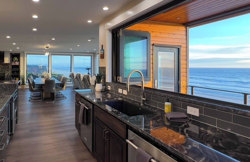 Rockaway Beach House | Beachfront Luxury 5 star, Hot Tub, Fire Pit, Spa, Arcade, ♥on the Ocean♥ 4 kings