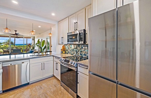 Kihei Condo | Beachfront luxury w/California king beds, A/C and spectacular ocean sunset view