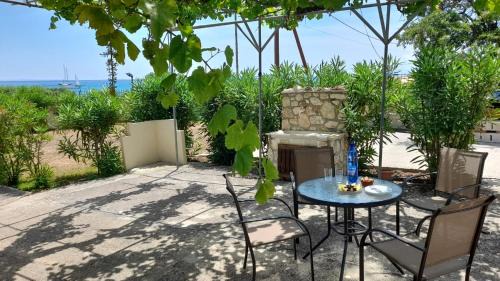 Skala House | Beachfront Oleanders House in Skala