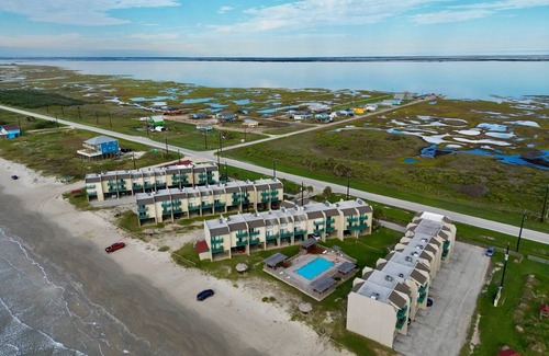 Freeport Condo | Beachfront One Bedroom Condo with a Pool/2 nights or 7 nights. Pet friendly!