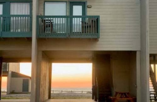 Freeport Condo | Beachfront One Bedroom Condo w/Seaside Pool. Pet Friendly! 2 or 7 night stay.