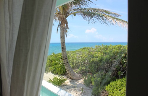 Hope Town House | Beachfront paradise: Spectacular views, huge deck, central location, backup gen!