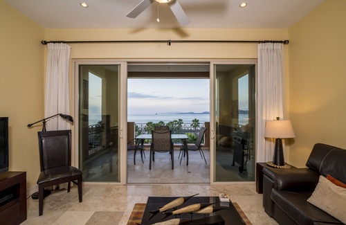La Paz Resort | Beachfront Paraiso Del Mar Condo with Incredible Views