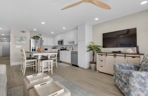 Crystal Beach Condo | BeachFront, Pool, Beach Svc, wifi, Kitchen, grill, Remodeled