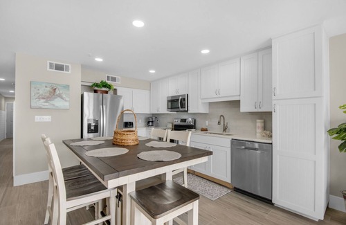Crystal Beach Condo | BeachFront, Pool, Beach Svc, wifi, Kitchen, grill, Remodeled
