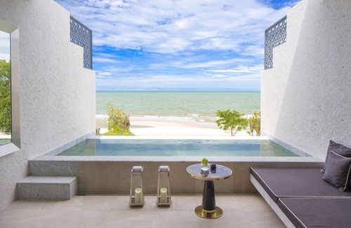 Cha-am Apartment | Beachfront Pool Suite