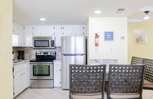 Gulf Shores Condo | Beachfront Private Balcony Walk To The Hangout IWE
