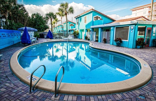 Palm Beach Shores Apartment | Beachfront Rental w/Ocean Views